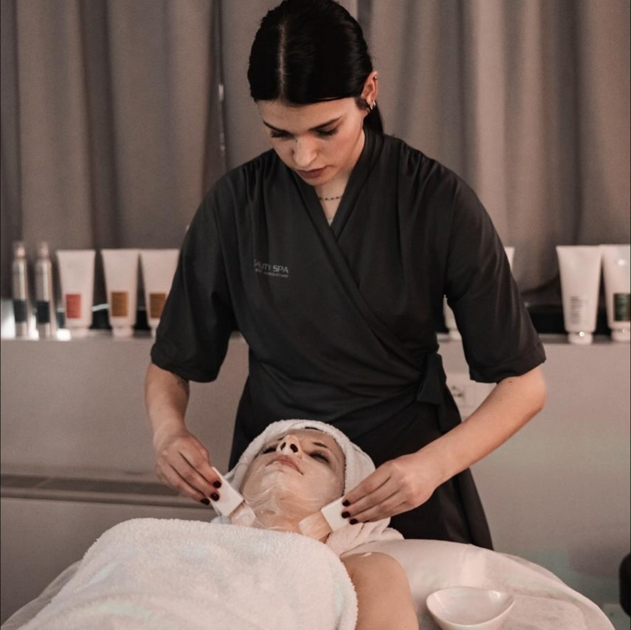 Kelly durante un trattamento viso